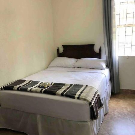 Kelly'S Studio Apartment - Rental Near Airport, Amenities And Bus Route Saint Phillip Exterior foto