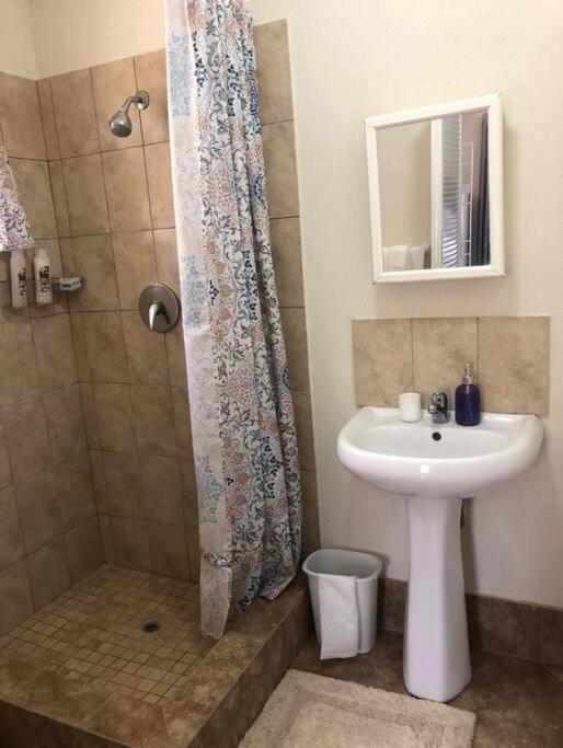 Kelly'S Studio Apartment - Rental Near Airport, Amenities And Bus Route Saint Phillip Exterior foto