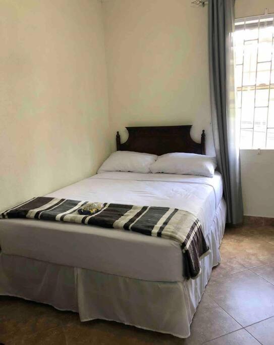 Kelly'S Studio Apartment - Rental Near Airport, Amenities And Bus Route Saint Phillip Exterior foto